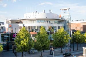 a round building with trees in front of it at Kotimaailma Alex 1 in Lahti