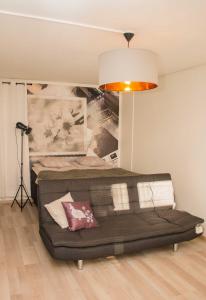 - un canapé noir dans une chambre avec un lit dans l'établissement Lahti Alex House, à Lahti
