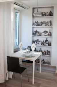 une salle à manger avec une table et des chaises blanches dans l'établissement Lahti Alex House, à Lahti