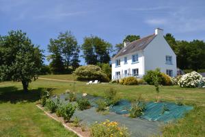 a white house with a garden in the yard at L'Araucaria - chambres d'hôtes et gîte in Ploërdut