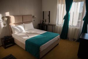 Un pat sau paturi într-o cameră la Hotel Ioana