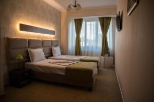 una camera d'albergo con letto e finestra di Hotel Ioana a Constanţa