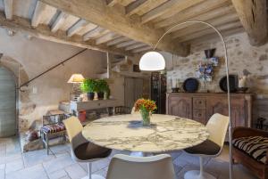 una sala da pranzo con tavolo e sedie di La Louvière des Bruyères a Robion en Luberon