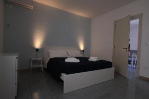 A bed or beds in a room at Case al mare in Salento - bilocale B9