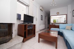 TV a/nebo společenská místnost v ubytování Alexger Gerakini Beach house view