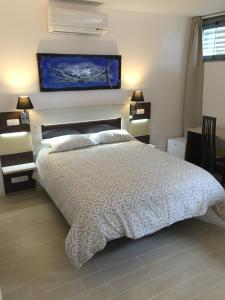 um quarto com uma cama e um quadro na parede em H Skyline em Alcorcón