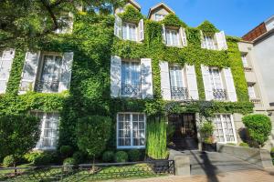 un edificio cubierto de hiedra verde en una calle en Hotel Boutique Le Reve, en Santiago