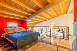 sypialnia z łóżkiem w pokoju z czerwonymi ścianami w obiekcie House Mondrian w mieście Vodnjan