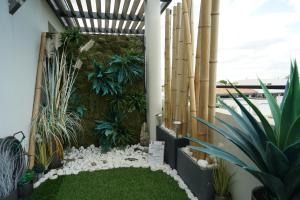 a garden in the middle of a building with plants at Appartement de L'Espiguette in Le Grau-du-Roi