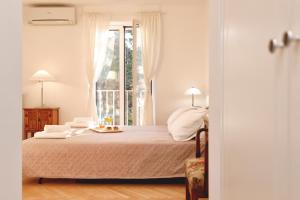 Un pat sau paturi într-o cameră la Pine Beach Villa