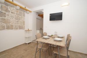 Televízia a/alebo spoločenská miestnosť v ubytovaní Confluence Apartments