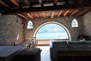 Posezení v ubytování House on the lake shore of Laglio + 21 fotografií