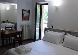sypialnia z łóżkiem, stołem i biurkiem w obiekcie House on the lake shore of Laglio w mieście Laglio