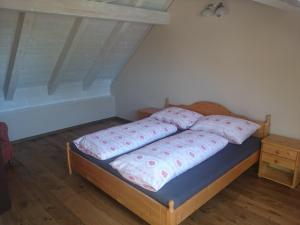 een bed met twee kussens in een kamer bij Apartmán Jakubka in Teplice nad Bečvou