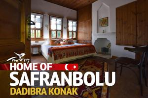 um quarto com uma cama num quarto em Dadibra Konak Hotel em Saframbolu