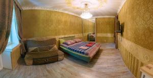 ヘルソンにあるOne bedroom Apartment on Svobody Squareのベッドルーム1室(ベッド1台、ソファ、シャンデリア付)