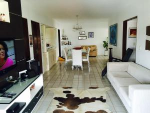 uma sala de estar com um sofá e uma mesa em Maravilhoso Apartamento - 175 m2 em Cabedelo