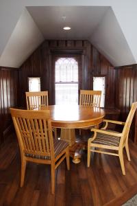 ein Esszimmer mit einem Holztisch und Stühlen in der Unterkunft Wishmaker House B&b in Bellville