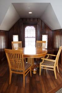 een eetkamer met een houten tafel en stoelen bij Wishmaker House B&b in Bellville