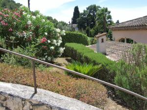 um conjunto de escadas que levam a uma casa com flores em AU VALLON ROUGE (Studio) em Saint-Paul-de-Vence