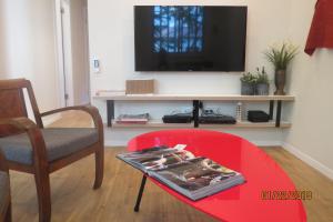 TV a/nebo společenská místnost v ubytování Hanasi 129 - Boutique Apartments