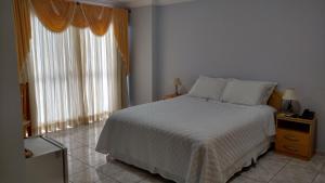 En eller flere senge i et værelse på Hotel Mariluz