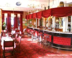 A restaurant or other place to eat at Royal Hotel 