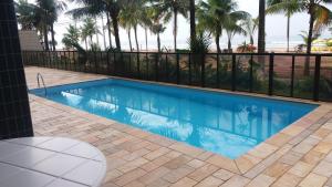 a swimming pool with a view of the beach at Apartamento na avenida da praia in Praia Grande