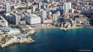 una vista aérea de la ciudad y el océano en Catalans, en Marsella