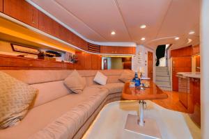 uma sala de estar com um sofá e uma mesa em Luxury Yacht Hotel em Gibraltar
