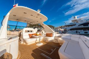 Χώρος καθιστικού στο Luxury Yacht Hotel
