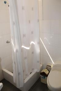 Ett badrum på Peru Hotel & Suites