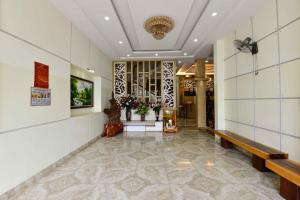 vestíbulo de un edificio con escalera y vestíbulo en Hung Vuong Hotel en Buon Ma Thuot