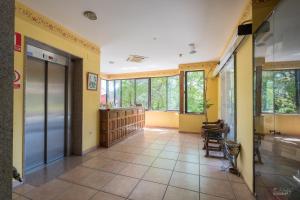 
a kitchen with a door open and a door open at Hotel Las Batuecas in La Alberca
