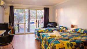 Tempat tidur dalam kamar di Australind Tourist Park