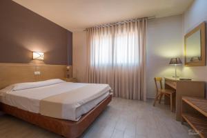 a hotel room with a bed and a desk at Hotel Vivar in Griñón