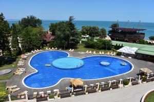 The swimming pool at or close to Sea View Rental Front Beach