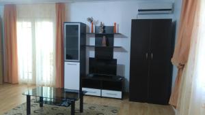 a living room with a tv and a coffee table at Zoi Residence in Costinesti