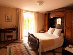 Säng eller sängar i ett rum på La Dame Blanche