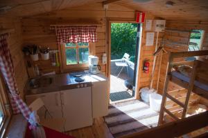Kitchen o kitchenette sa Halens Camping och Stugby