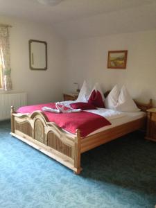 A bed or beds in a room at Appartements Bacherhof
