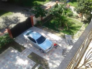 een uitzicht op een auto die op een parkeerplaats geparkeerd staat bij Irina in Tskaltubo