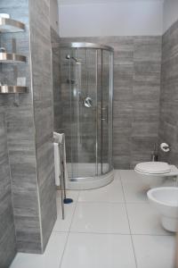 La salle de bains est pourvue d'une douche et de toilettes. dans l'établissement Hotel Il Cavaliere, à Sarno