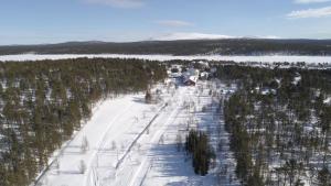a snow covered ski slope with skis and ski poles at Hotel Hetan Majatalo in Enontekiö