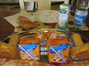 einen Tisch mit einem Tablett mit Gebäck und Speisen darauf in der Unterkunft Monte Lago in Polpenazze del Garda