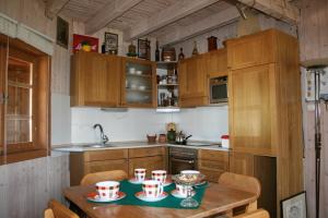 a kitchen with a table with cups on it at Mézesfészer apartman in Cserkút