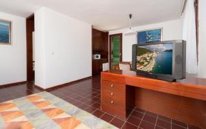 TV a/nebo společenská místnost v ubytování Hotel Zenit Neum
