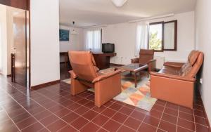 sala de estar con sillas, sofá y escritorio en Hotel Zenit Neum, en Neum