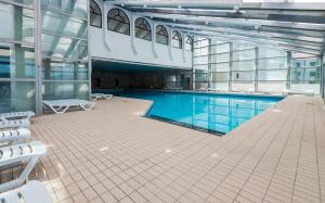 una gran piscina en un gran edificio en Hotel Zenit Neum, en Neum