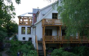 Casa blanca grande con terraza de madera en Sternenhimmel, en Bleckede